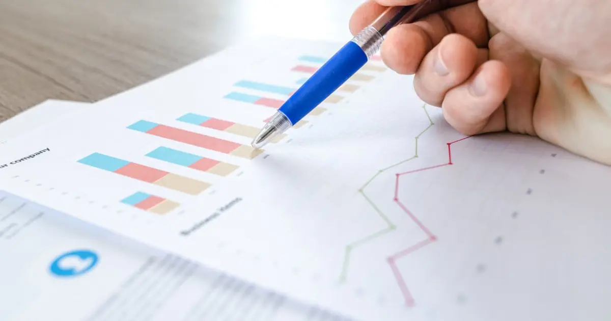Tableau de bord analytics sobre sur un ordinateur, illustrant la mesure d'audience conforme RGPD