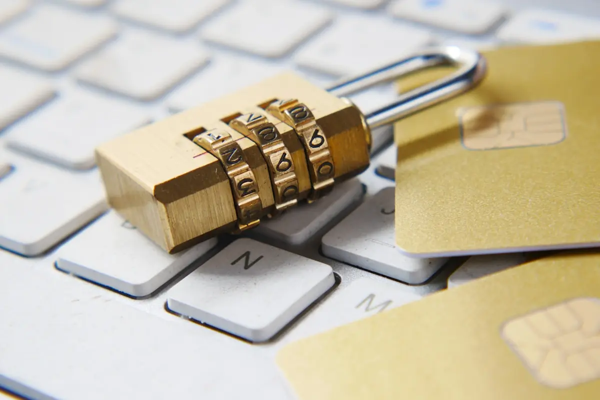 Cadenas sur un clavier d'ordinateur — illustration article sur la sécurité des plugins WordPress commerciaux
